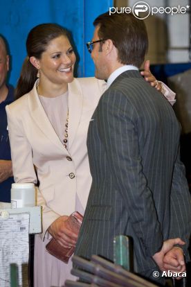 La princesse Victoria de Suède et son mari le prince Daniel entamaient le 19 mai 2011 une visite officielle de trois jours sur les lieux de l'enfance de Daniel, à Ockelbo, dans le centre-ouest du pays. La ferveur populaire était au rendez-vous pour le retour du fils prodigue !