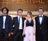 Sean Penn et Eve Hewson pour la montée des marches de <em>This must be the place</em> de Paolo Sorrentino, à Cannes, le 20 mai 2011.