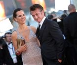 Sean Penn et Roberta Armani pour la montée des marches de <em>This must be the place</em> de Paolo Sorrentino, à Cannes, le 20 mai 2011.
