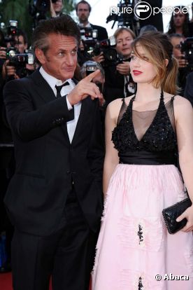Sean Penn et Eve Hewson pour la montée des marches de  This must be the place  de Paolo Sorrentino, à Cannes, le 20 mai 2011.