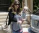 Rebecca Gayheart porte sa petite Billie... Papa Eric Dane suit de près sa tribu ! Los Angeles, 21 mai 2011