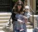 Rebecca Gayheart porte sa petite Billie... Papa Eric Dane suit de près sa tribu ! Los Angeles, 21 mai 2011