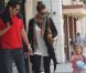 Jessica Alba se balade dans les rues de Los Angeles avec son mari Cash Warren et leur fille Honor, le 21 mai 2011