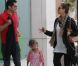 Jessica Alba se balade dans les rues de Los Angeles avec son mari Cash Warren et leur fille Honor, le 21 mai 2011