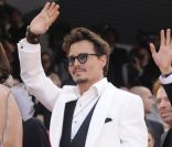 Johnny Depp nous fait toujours craquer avec son style décalé. Cannes, 16 mai 2011<br />