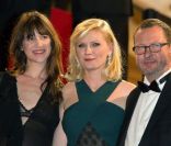 Charlotte Gainsbourg, Kirsten Dunst et Lars von Trier pour la montée des marches de Melancholia au festival de Cannes 2011 