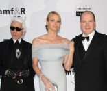 Karl Lagerfeld aux côtés d\'Albert et de Charlene, le 19 mai 2011, à Antibes.<br />