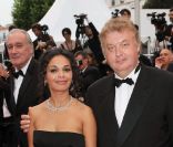 Dominique Besnehard et Saïda Jawad lors de la montée des marches du film La Conquête, le 18 mai 2011, à Cannes. 