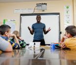 Lilian Thuram était en campagne contre le racisme dans une école de Bruxelles, le 25 mai 2011. Lors de son séjour, il aurait été victime de propos racistes dans un restaurant étoilé de la ville !