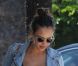 Honor, la fille de Jessica Alba, et une amie sont ravies de croiser le chemin d'un chien dans les rues de Beverly Hills, le 27 mai 2011.