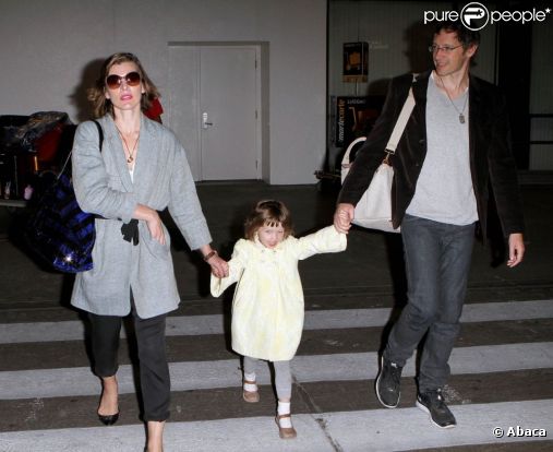 Milla Jovovich, son époux Paul W. S. Anderson et leur fille Ever Gabo arrivent à l'aéroport de Los Angeles, le 27 mai 2011.
