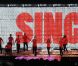 L'équipe de Glee sur scène au Staples Center à Los Angeles le 29 mai 2011