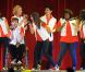 L'équipe de Glee sur scène au Staples Center à Los Angeles le 29 mai 2011