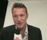 Benjamin Castaldi dans le making of des 25 ans de Télé-Loisirs
