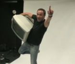 Nikos Aliagas dans le making of des 25 ans de Télé-Loisirs