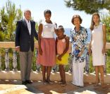 Le roi Juan Carlos d'Espagne au palais Marivent à Majorque avec les filles Obama, en août 2010. 
