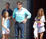 Sylvester Stallone et ses filles à l'occasion de la fête donnée par Joel Silver pour le Memorial Day dans sa propriété de Malibu, à Los Angeles, le 30 mai 2011.