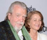 Michael Lonsdale honoré, en compagnie de Charlotte Rampling, lors de la conférence de presse de la neuvième édition du Festival Paris Cinéma, à l'Hôtel de Ville de Paris, le 31 mai 2011.