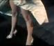 Découvrez Marilyn Monroe dans la scène culte de Sept ans de réflexion où sa robe se soulève. Un moment fort du cinéma !