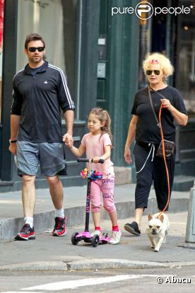 Hugh Jackman, avec sa femme Deborra-Lee Furness et leur fille Ava, à New York le 31 mai 2011