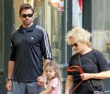 Hugh Jackman, avec sa femme Deborra-Lee Furness et leur fille Ava, à New York le 31 mai 2011