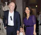 Salma Hayek (en Saint Laurent) avec Valentina et son mari François-Henri Pianult au Palais Grassi, le 1er juin 2011, pour l'exposition Il Mondo Vi Appartiene.