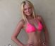 Caroline, magnifique en bikini rose, dans les Anges de la télé réalité : Miami Dreams, le vendredi 3 juin 2011 sur NRJ 12.