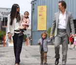 Matthew McConaughey et sa ravissante compagne Camila Alves se lancent des regards complices à la sortie d\'une église de Malibu avec leurs enfants Levi et Vida, le 5 juin 2011