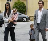 La famille McConaughey a revêtu son habit du dimanche pour se rendre à l\'église. Malibu, 5 juin 2011