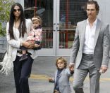 Matthew McConaughey avec sa belle Camila Alves et leurs enfants Levi et Vida. Malibu, 5 juin 2011