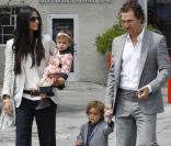 Matthew McConaughey sort d\'une église de Malibu avec sa compagne Camila Alves et leurs deux enfants Levi et Vida. Le 5 juin 2011