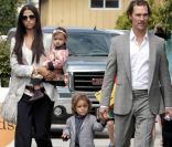 Matthew McConaughey sort d\'une église de Malibu avec sa compagne Camila Alves et leurs deux enfants Levi et Vida. Le 5 juin 2011