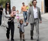 Matthew McConaughey sort d\'une église de Malibu avec sa compagne Camila Alves et leurs deux enfants Levi et Vida. Le 5 juin 2011