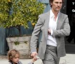 Matthew McConaughey sort d\'une église de Malibu avec sa compagne Camila Alves et leurs deux enfants Levi et Vida. Le 5 juin 2011