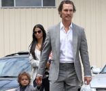 Matthew McConaughey sort d\'une église de Malibu avec sa compagne Camila Alves et leurs deux enfants Levi et Vida. Le 5 juin 2011