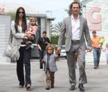Matthew McConaughey sort d\'une église de Malibu avec sa compagne Camila Alves et leurs deux enfants Levi et Vida. Le 5 juin 2011