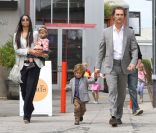 Matthew McConaughey sort d\'une église de Malibu avec sa compagne Camila Alves et leurs deux enfants Levi et Vida. Le 5 juin 2011