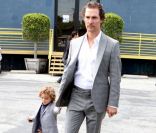 Matthew McConaughey est comblé par sa compagne la ravissante Camila Alves et leurs deux enfants, Levi et Vida. Malibu, 5 juin 2011