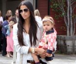 Matthew McConaughey est comblé par sa compagne la ravissante Camila Alves et leurs deux enfants, Levi et Vida. Malibu, 5 juin 2011