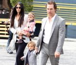 Matthew McConaughey est comblé par sa compagne la ravissante Camila Alves et leurs deux enfants, Levi et Vida. Malibu, 5 juin 2011