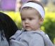Honor aimait déjà les accessoires de cheveux à son jeune âge ! Ici, en décembre 2008 dans les bras de sa jolie maman Jessica Alba 