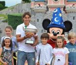 Rafael Nadal se rend à Disneyland Paris, lundi 6 juin, au lendemain de sa victoire sur Roger Federer en finale de Roland-Garros.