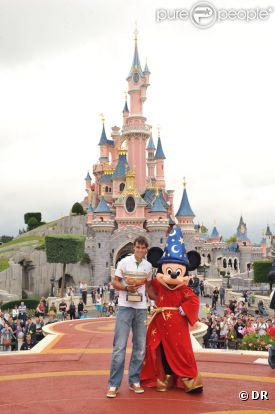 Rafael Nadal se rend à Disneyland Paris, lundi 6 juin, au lendemain de sa victoire sur Roger Federer en finale de Roland-Garros.