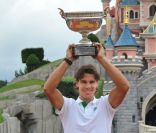 Rafael Nadal se rend à Disneyland Paris, lundi 6 juin, au lendemain de sa victoire sur Roger Federer en finale de Roland-Garros.