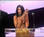 Leïla Bekhti reçoit le César du meilleur espoir féminin en 2011. 