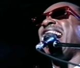 Stevie Wonder interprète  Isn't she lovely , dédié à sa fille Aisha, en 1990 au Japon.