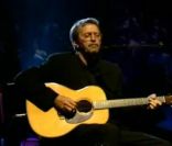 En 1999, Eric Clapton interprète  Tears in heaven  à New York. 