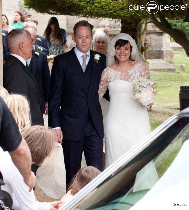  Lily Allen et Sam Cooper quittent l'église St James après leur mariage à Cranham le 11 juin 2011 
 