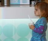 Alessandra Ambrosio et son adorable fillette Anja dans les rues de Los Angeles, s'accordent une petite pause gourmande. Fin mai, L.A