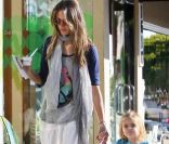 Alessandra Ambrosio et son adorable fillette Anja dans les rues de Los Angeles, s'accordent une petite pause gourmande. Fin mai, L.A